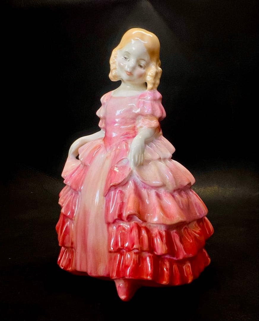 ピンク系陶器製少女像