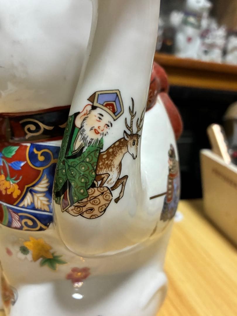 伝統的な招き猫 陶器製