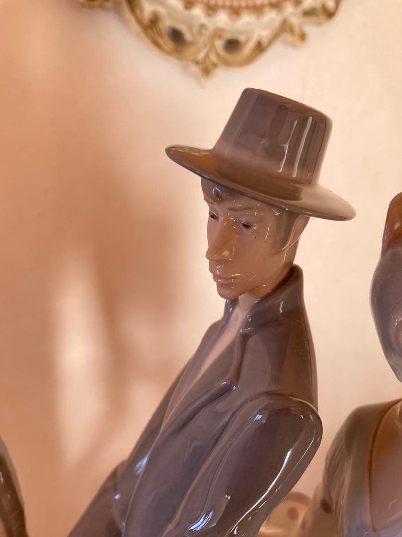 リアドロ　白馬に乗った男女