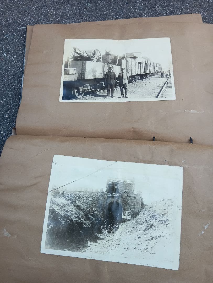 満州の古い写真８１枚、新聞の切抜２８枚が、貼り付け、建築　死体、自動車、戦闘機