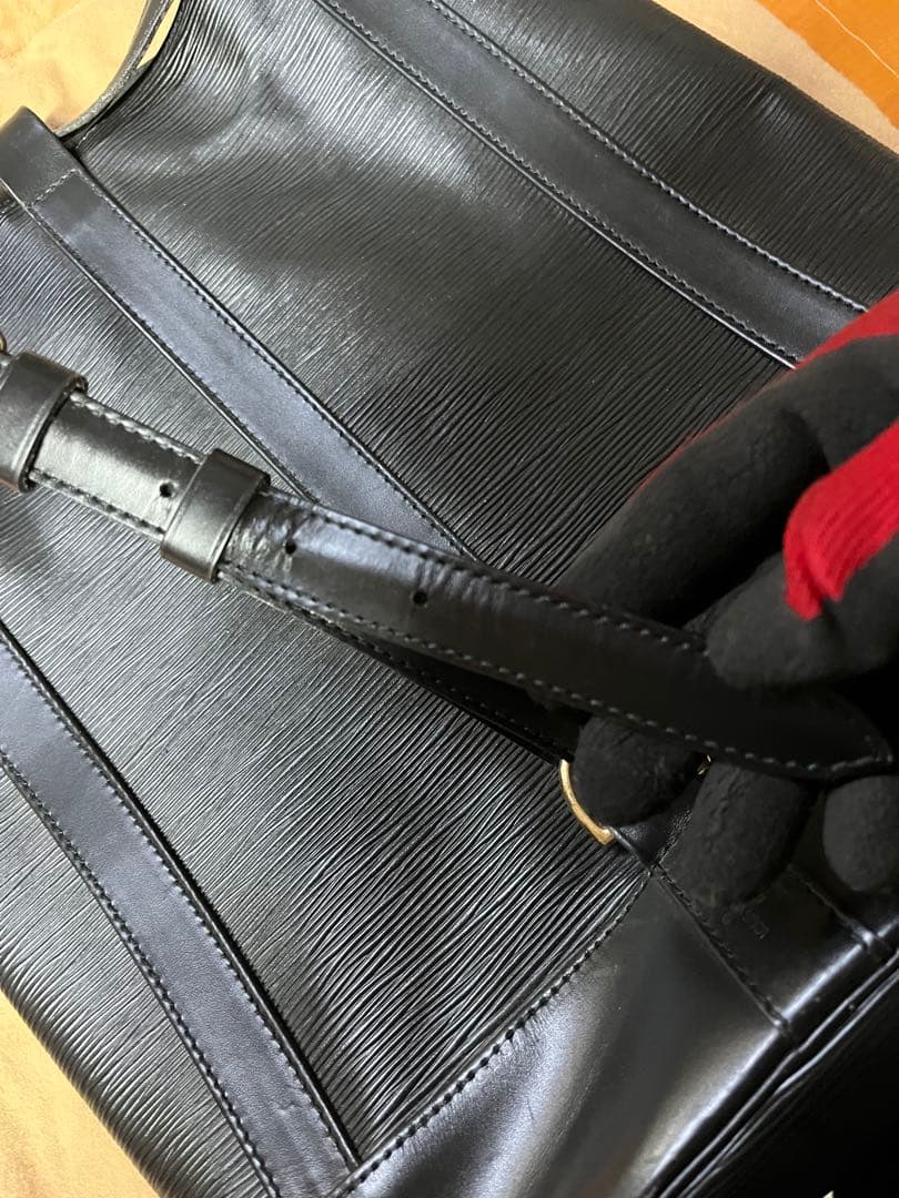 ルイヴィトン　エピ　ランドネ　PM ショルダーバッグ　レザー　ブラック　中古