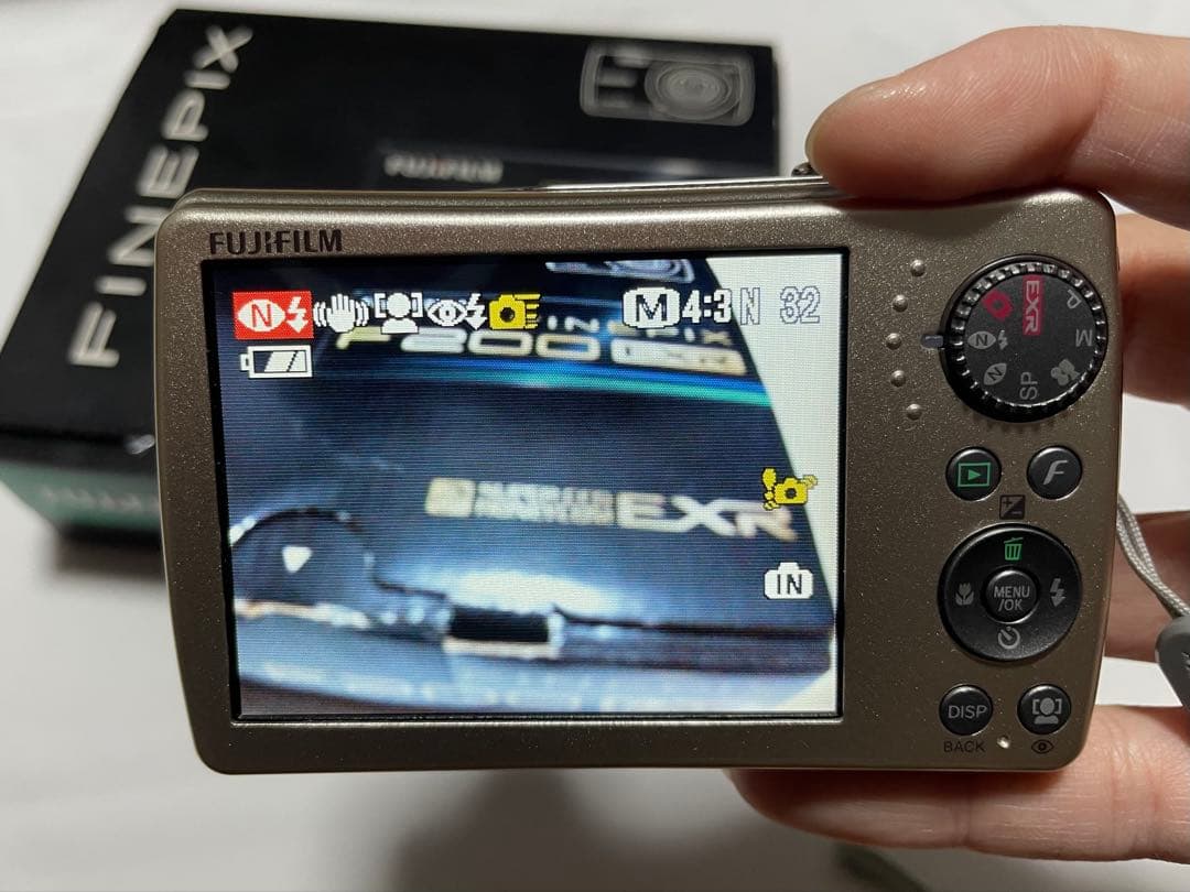 Fujifilm FinePix F200 EXR 本体