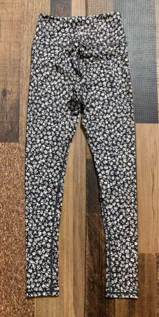 新品　emmi yoga エミヨガ　ヨガウェア　ブラック　花柄　バラ？　S