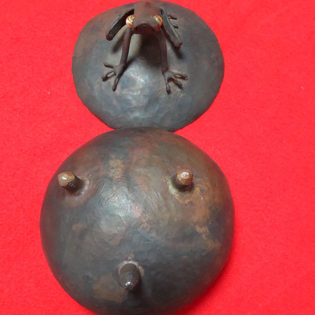 赤銅打出し、カエル蓋物。