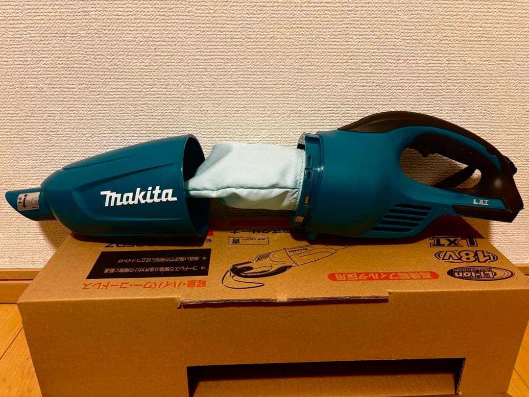 【新品】マキタ 18V 充電式クリーナー CL180FDZ _本体＋ノズルセット
