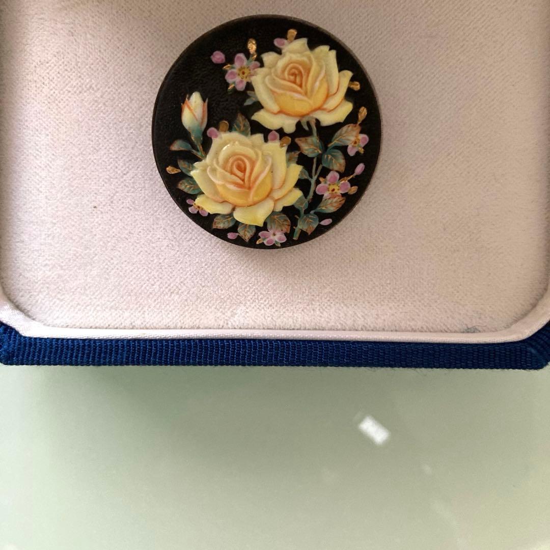 俊兼　トシカネ　としかね 有田焼　花　薔薇　金彩　ブローチ　ペンダントトップ