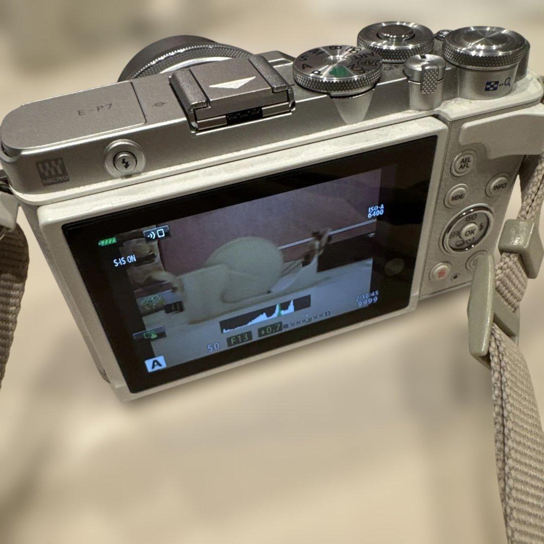 ナ*ラ様 OLYMPUS オリンパス　白　デジタルカメラ小形　軽量