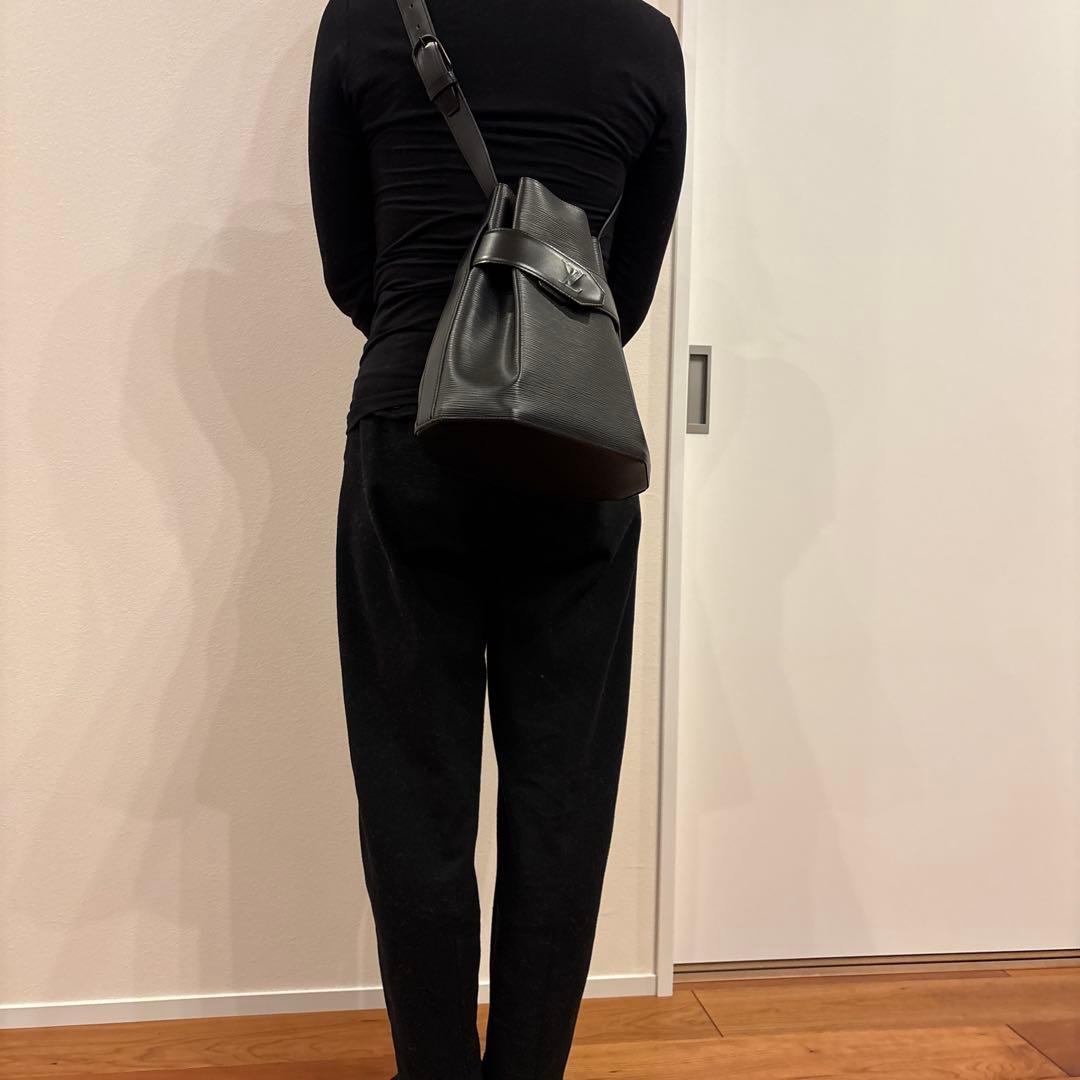Louis Vuitton エピレザー ブラック バッグ