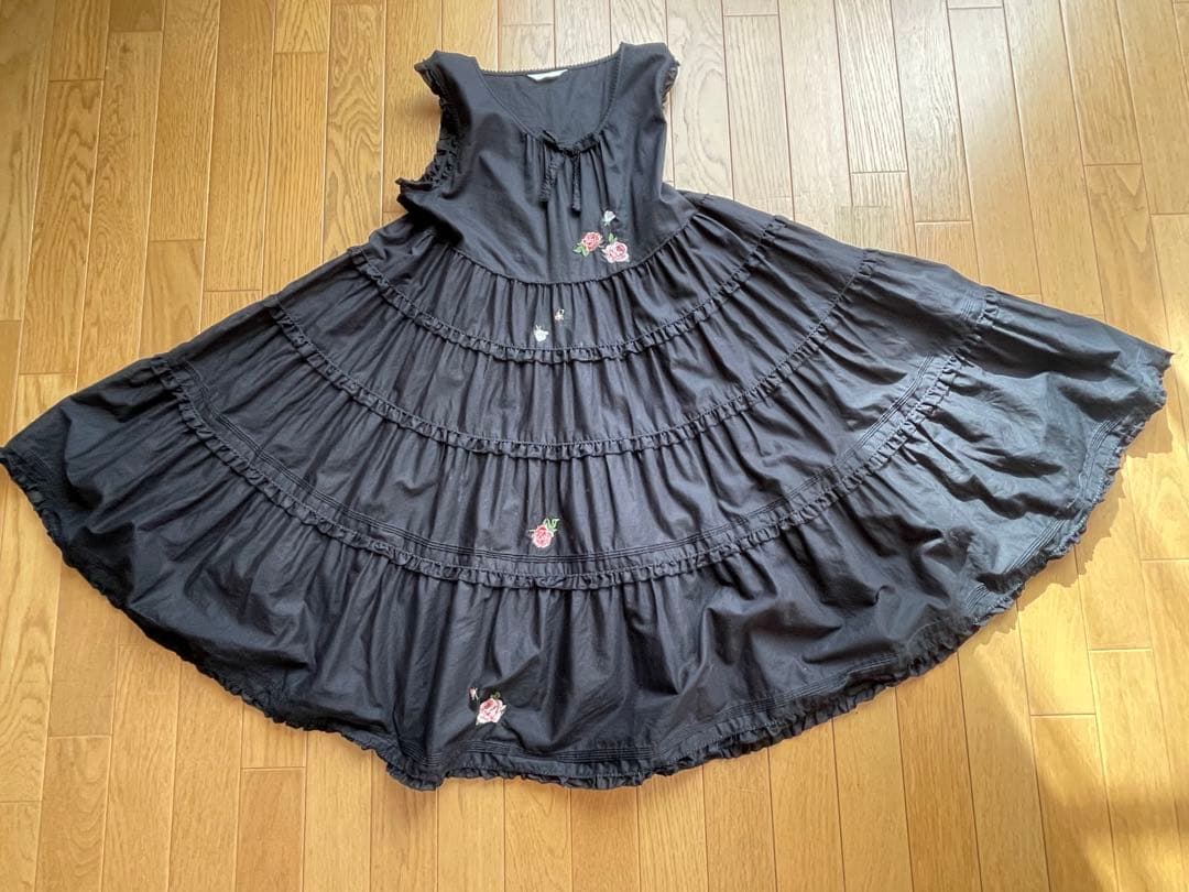 黒のフリル付きノースリーブミニワンピース