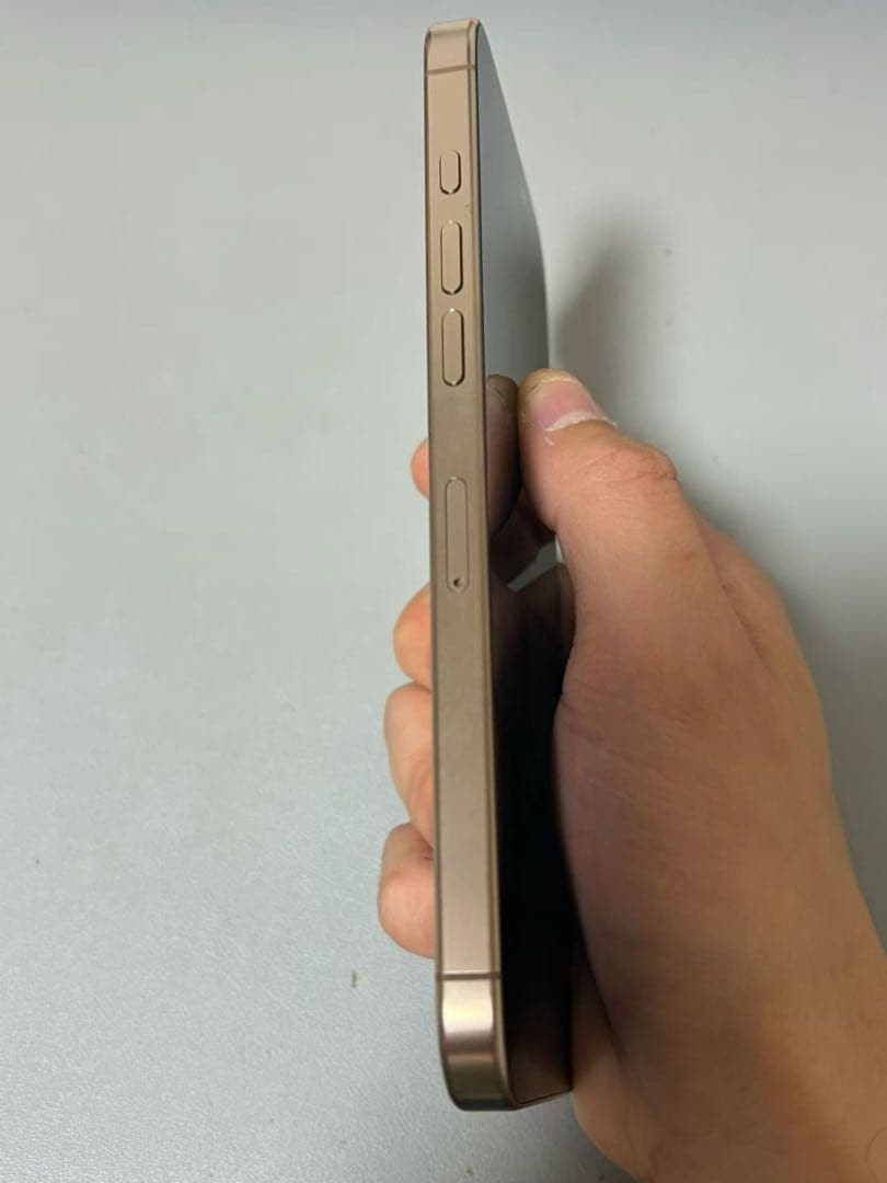 美品iPhone16 Pro Max 256GBデザートチタニウム SIMフリー