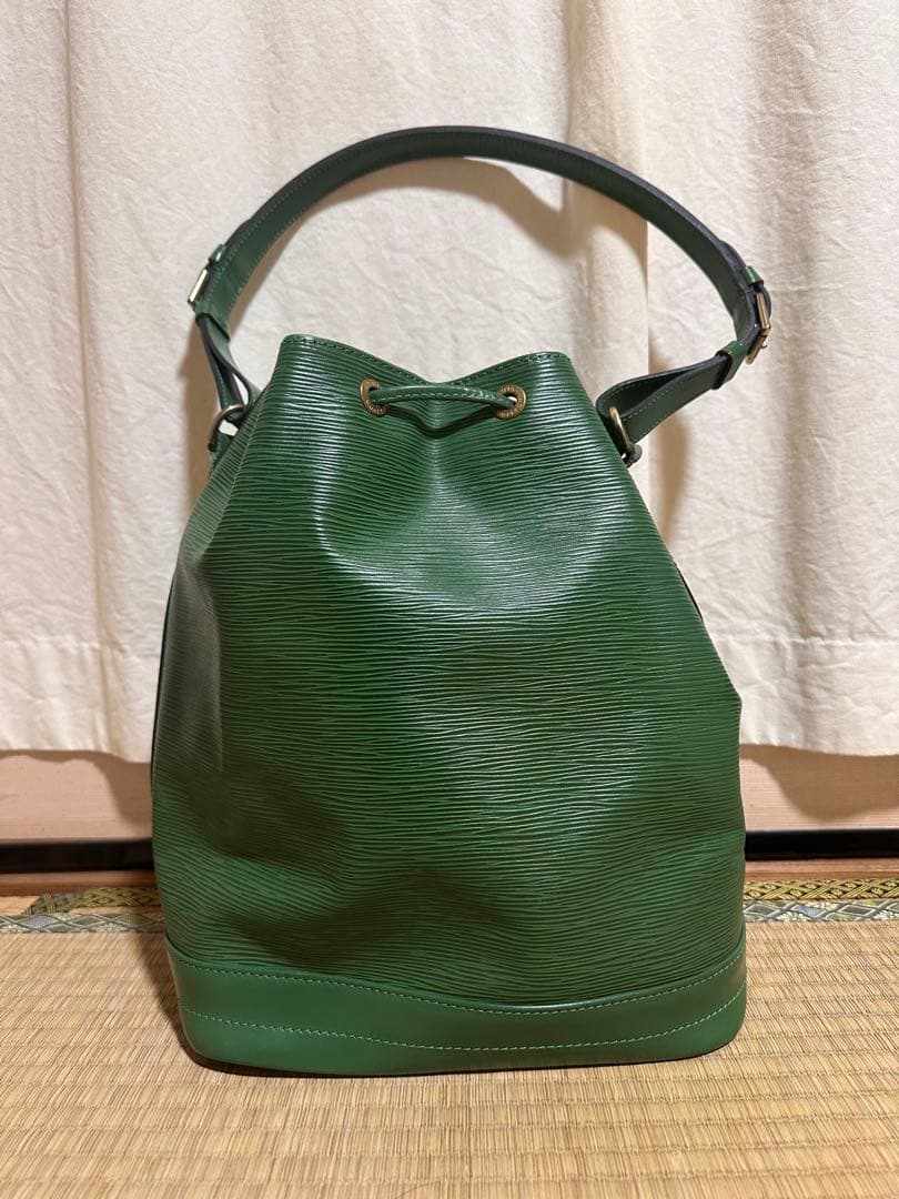 Louis Vuitton エピ プチノエショルダーバッグ