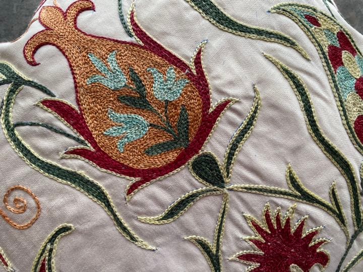 ウズベキスタン製 シルク スザニ刺繍 クッションカバー 48×45 SZN714
