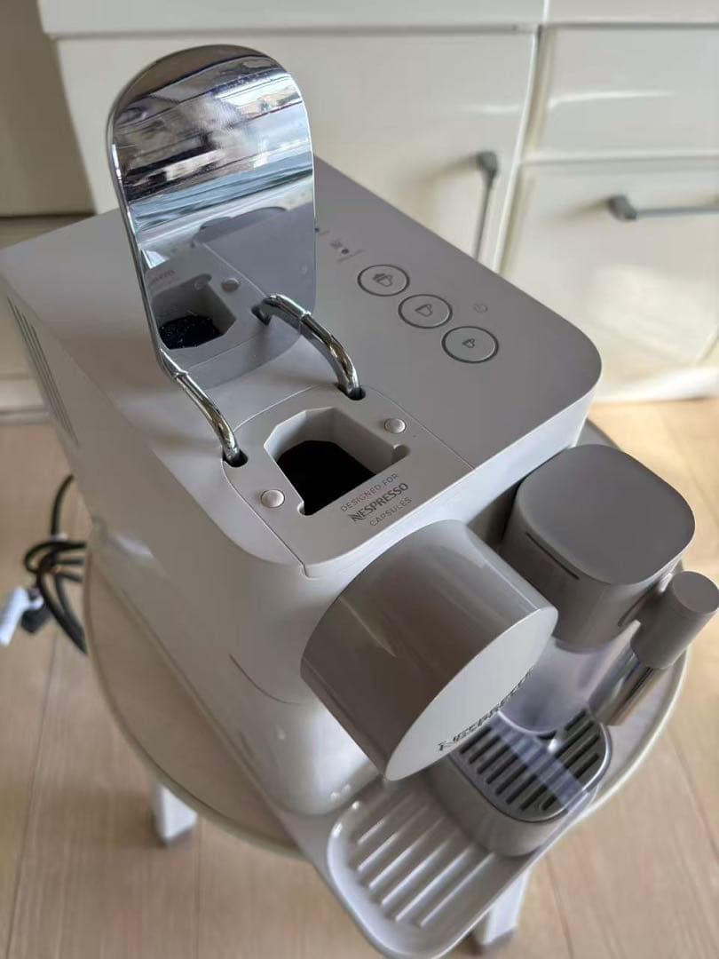 ネスプレッソ　F111 カプセル式コーヒーメーカー　ラティシマ•ワン