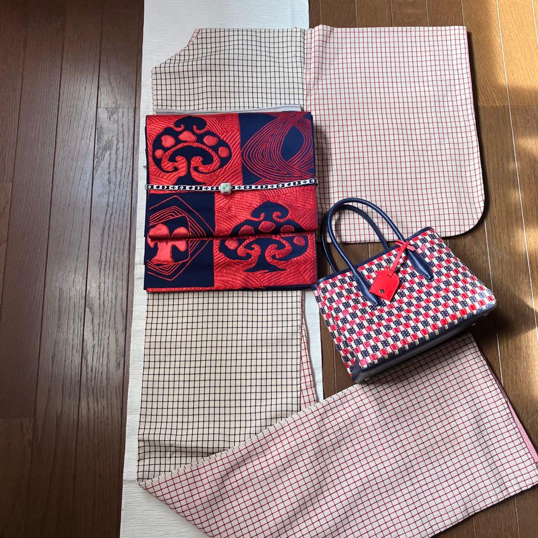 遊びましょ！紺地に赤の変わりスペード柄織り出し トランプみたいな正絹六通本袋帯