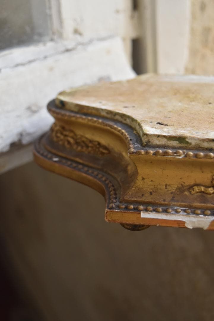 難有フランス19世紀　シャビーシックな金のリボンレリーフのグローブドマリエの台座