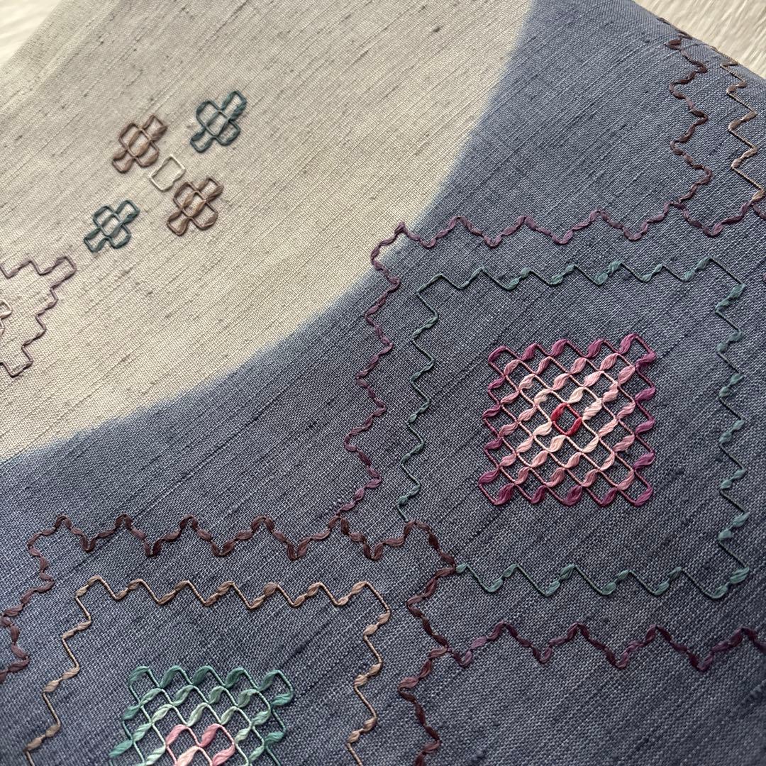 紬地のグレーとネイビーの刺繍袋帯