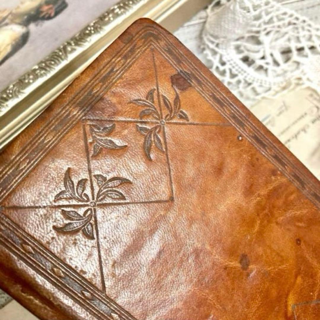 フランスアンティーク雑貨　ノートルダム革張り典礼書　ミゼル祈祷書聖書　ルルド聖母