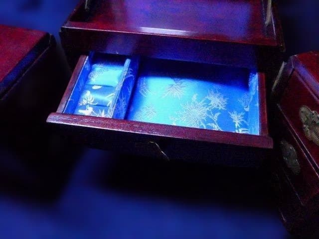 貴重！翡翠が象嵌されたアンティークの中国の姫箱です。作りの良いものです