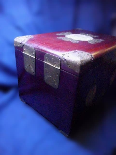 貴重！翡翠が象嵌されたアンティークの中国の姫箱です。作りの良いものです