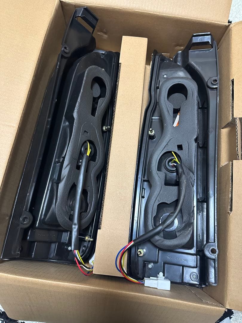 200系ハイエースフルLEDファイバーテールランプ クリア/ホワイト　ヘリオス製