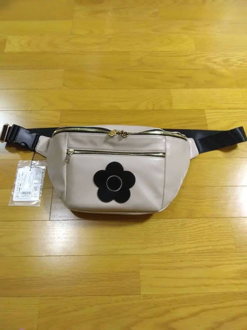 完売色 マリークワント フロントポケットデイジーパッチ ボディバッグ ベージュ