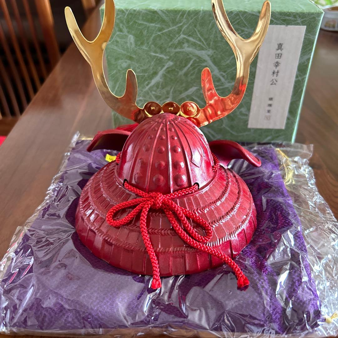 赤い兜の五月人形