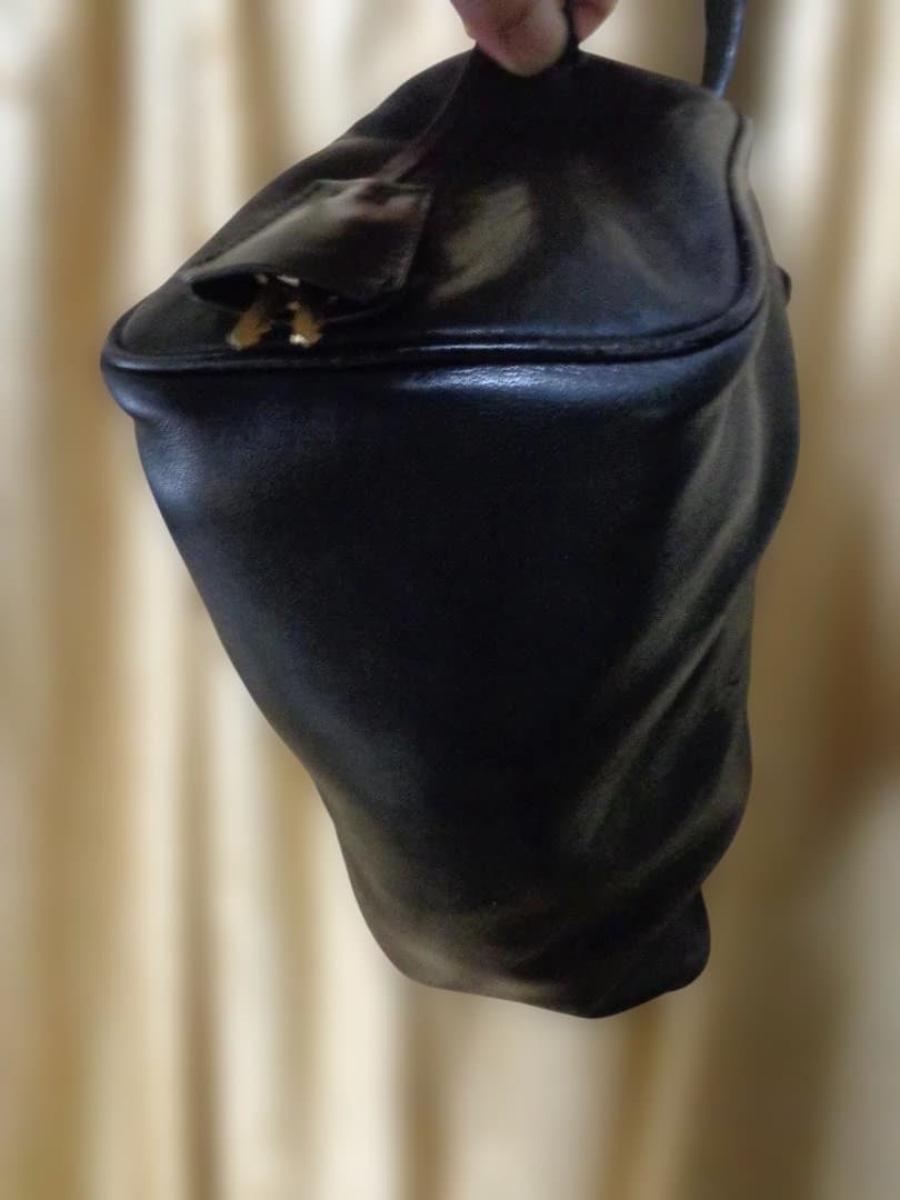 プラダ　黒 レザー ハンドバッグ ゴールド金具