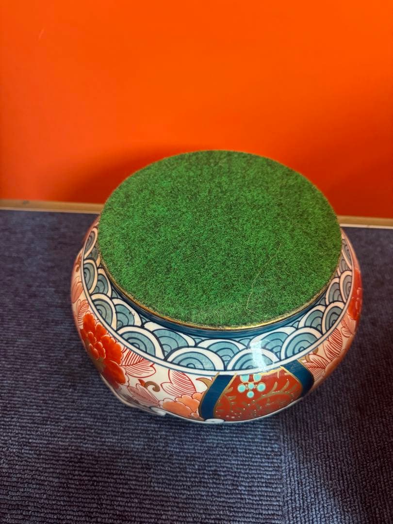 2055 有田焼 勝右衛門作 染錦 金彩色絵花鳥紋 沈香壷　飾壺