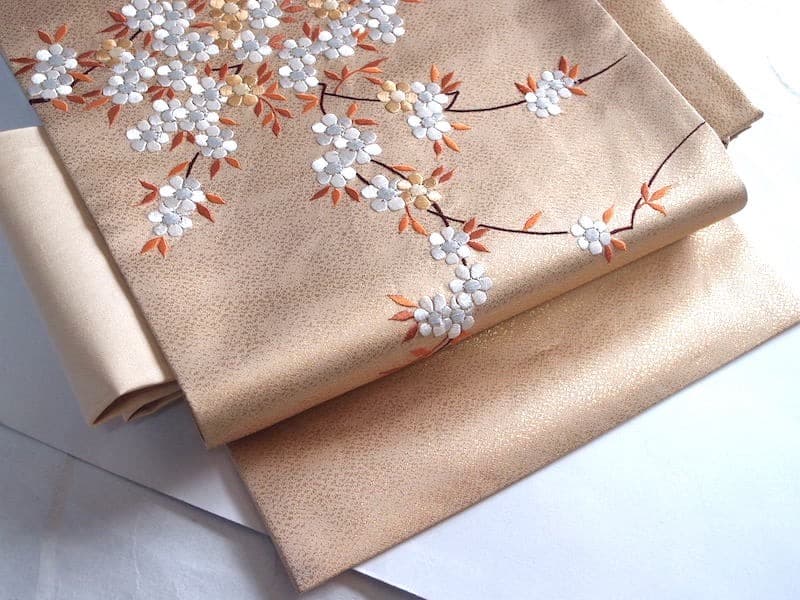 刺繍入　九寸名古屋帯（桜のような）長366 正絹美品