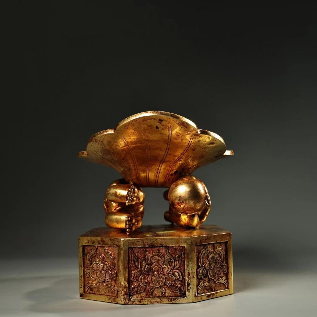 中国古美術・珍品旧蔵・鎏金童子龍鳳枕・鏨刻鎏金・純銅製・高浮彫・箱付き・置物