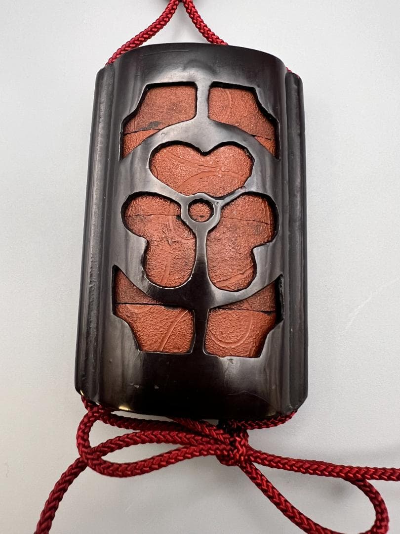 印籠 時代 三段 緒締 提げ物 草履に蛙根付 在銘 細密細工 重量約49g