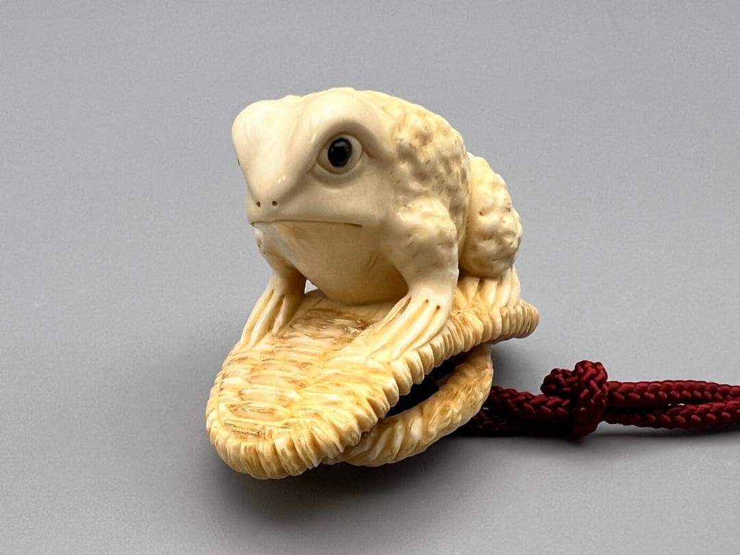 印籠 時代 三段 緒締 提げ物 草履に蛙根付 在銘 細密細工 重量約49g