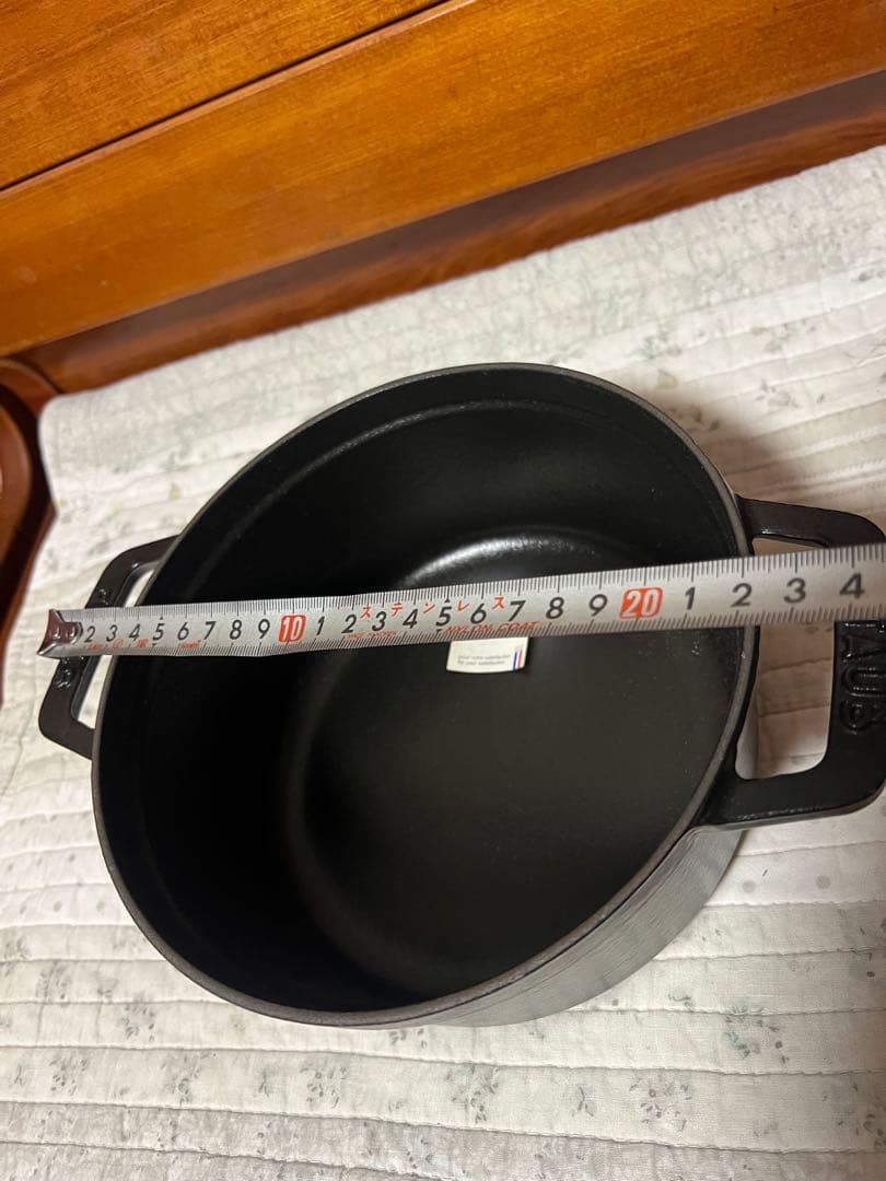 新品未使用　STAUB ストウブ ココット ラウンド 18cm ブラック 鋳物鍋