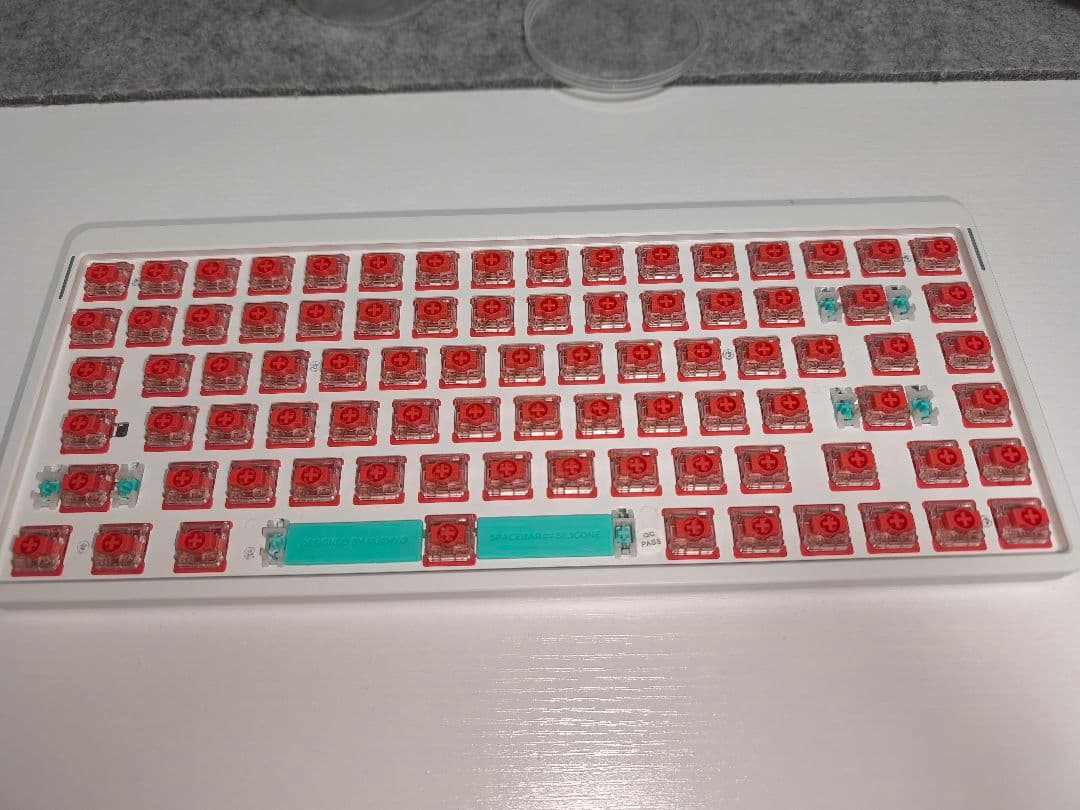 Nuphy Air75v2 ホワイト（赤軸/予備キーキャップとケース付属）
