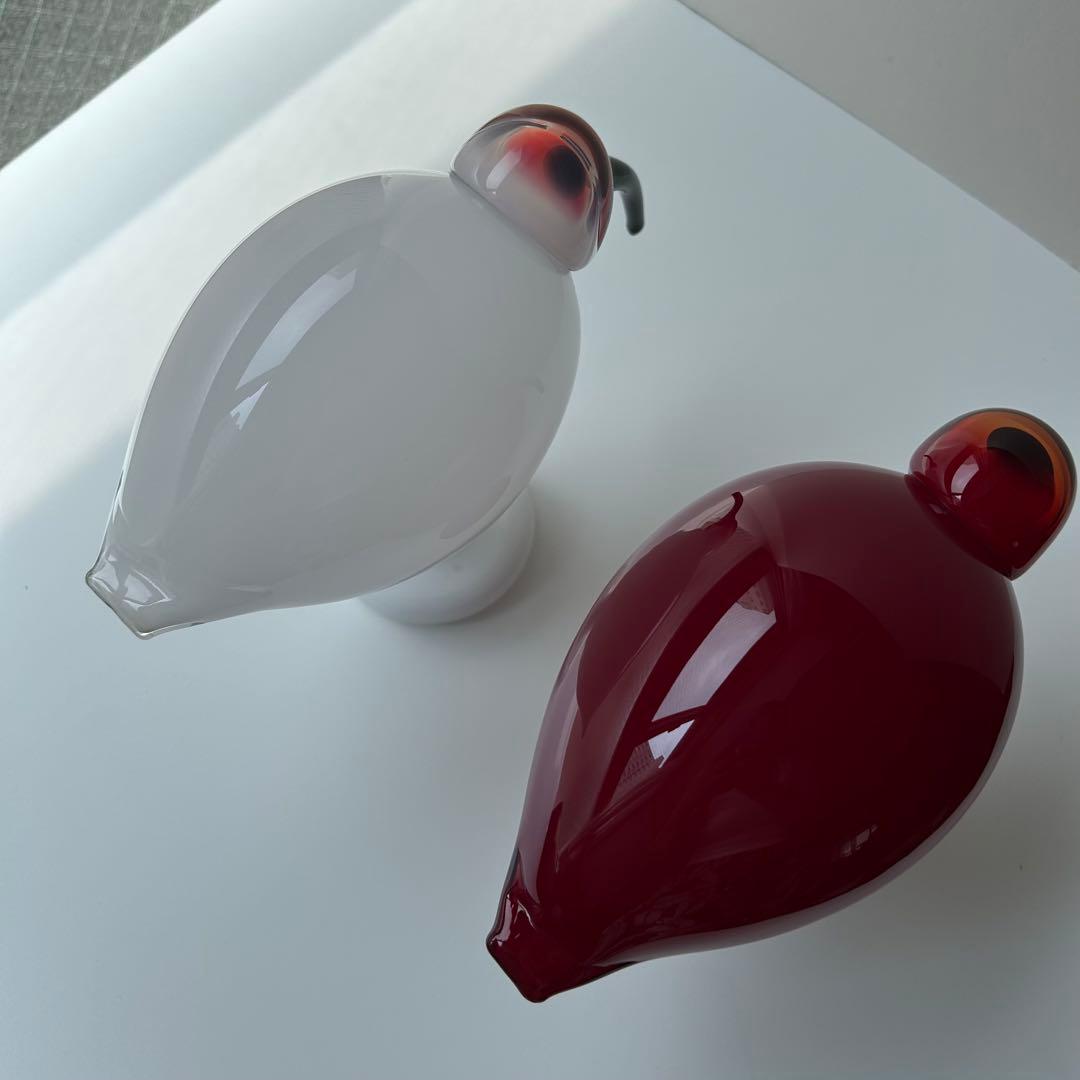 赤と白のガラス製鳥フィギュア