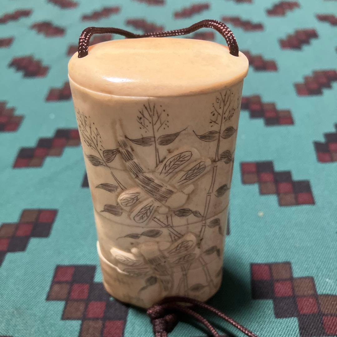 旧家蔵出し品　骨細工　印籠 花にトンボ　浮き彫り　彫刻　薬入
