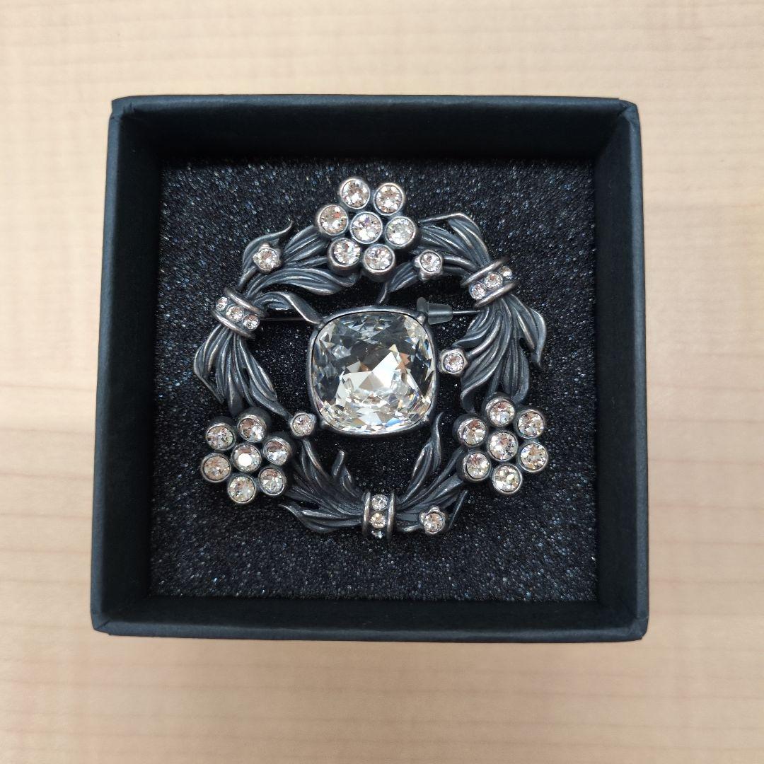 René 花モチーフ ブローチ クリスタル付き