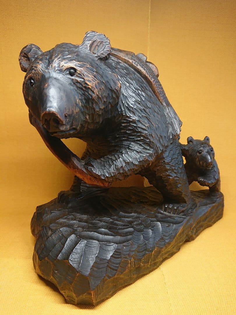 ガラス目　熊　鮭背負い　木彫　骨董　置物　インテリア　工芸品　美術品　A3428