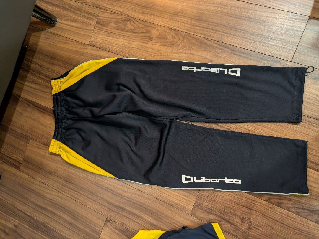 【リベルタユニフォーム】160サイズ　 サッカーウェアセット イエロー/ネイビー