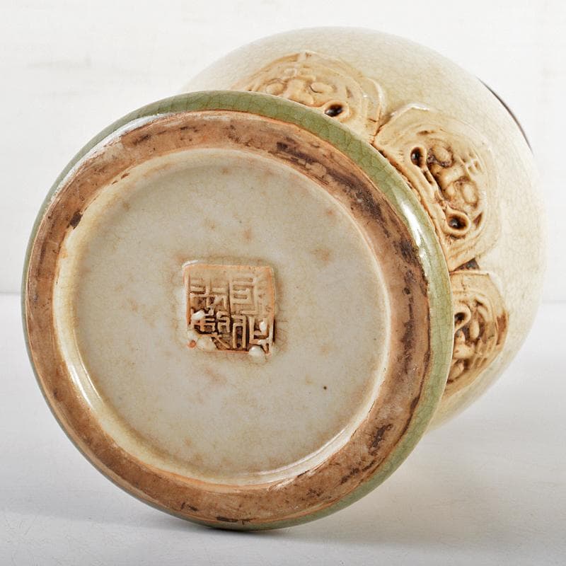 中国　耀州窯青磁　貼神獣面文瓶　唐木台付　在銘　M　R5981