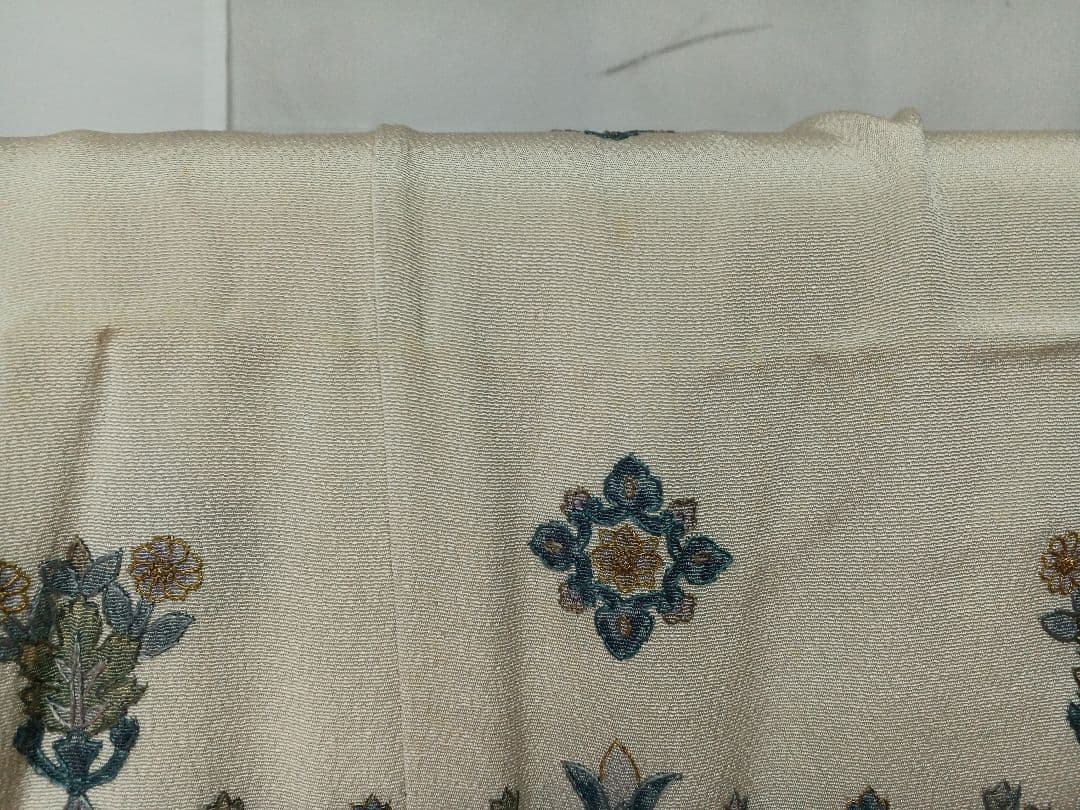 ［小紋］新品未使用品　しつけ有り　保管中のシミ、黄ばみ有り　刺繍　K-305