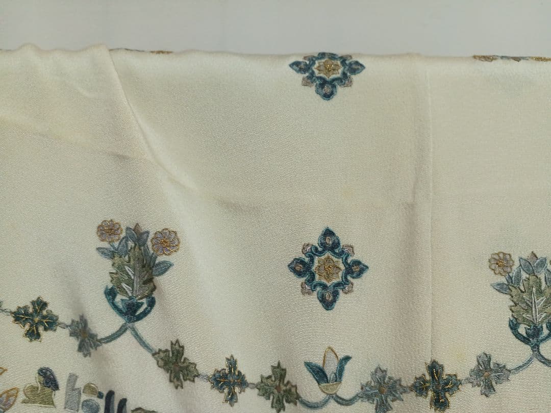 ［小紋］新品未使用品　しつけ有り　保管中のシミ、黄ばみ有り　刺繍　K-305