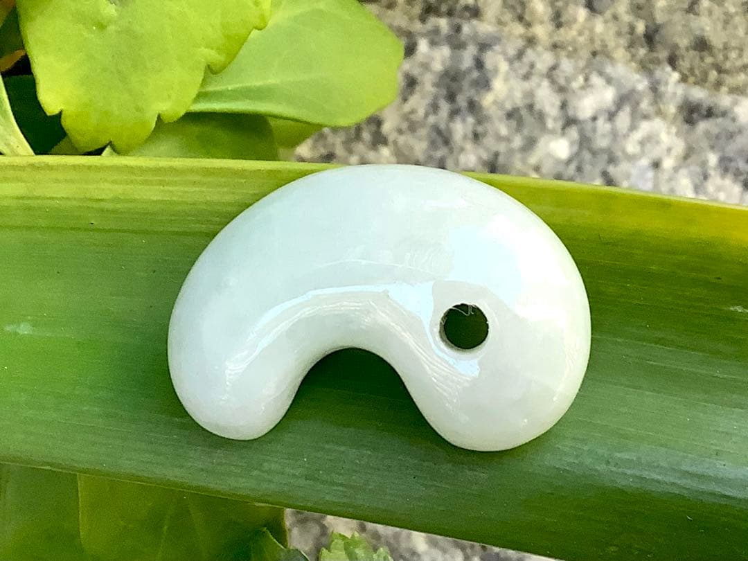 ✳癒やされる守護石の御守りです　糸魚川翡翠ジェダイト勾玉　外部鑑定の機械鑑別書付