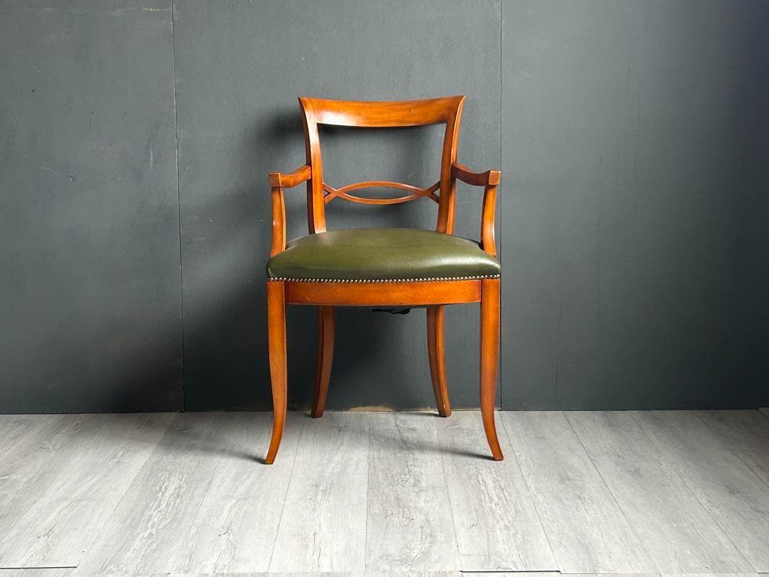 ヨーロピアン　クラシック　アームチェア　リベット打ち　イタリア　ロココ　nz