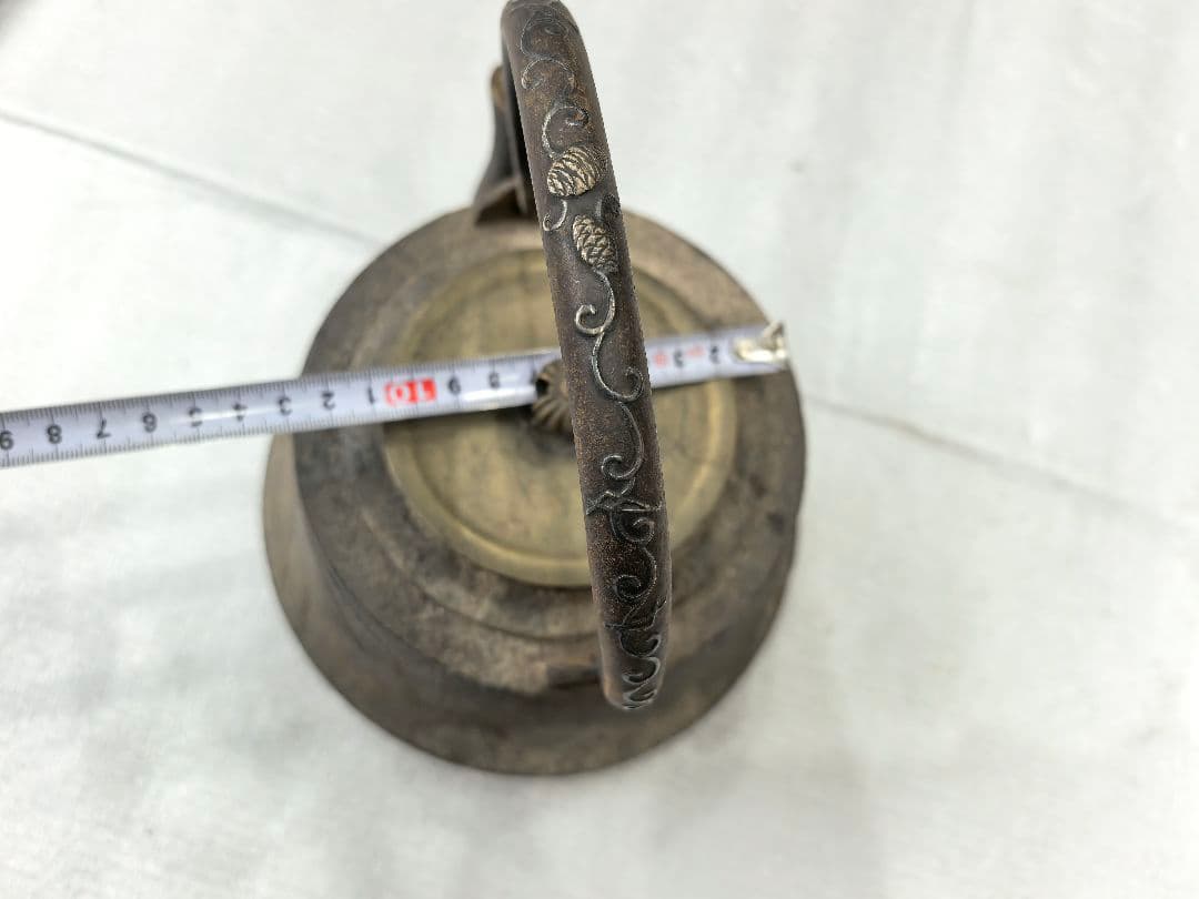 鉄製丸型鉄瓶 彫刻入りハンドル 銀象嵌