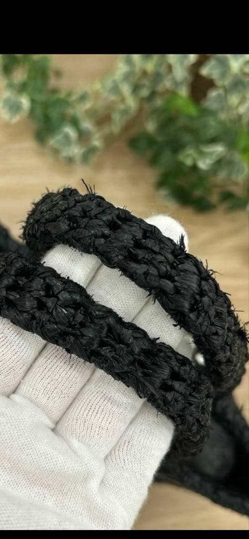 プラダ　クロシェ　スモールバッグ　持ち手に擦れや使用感あり