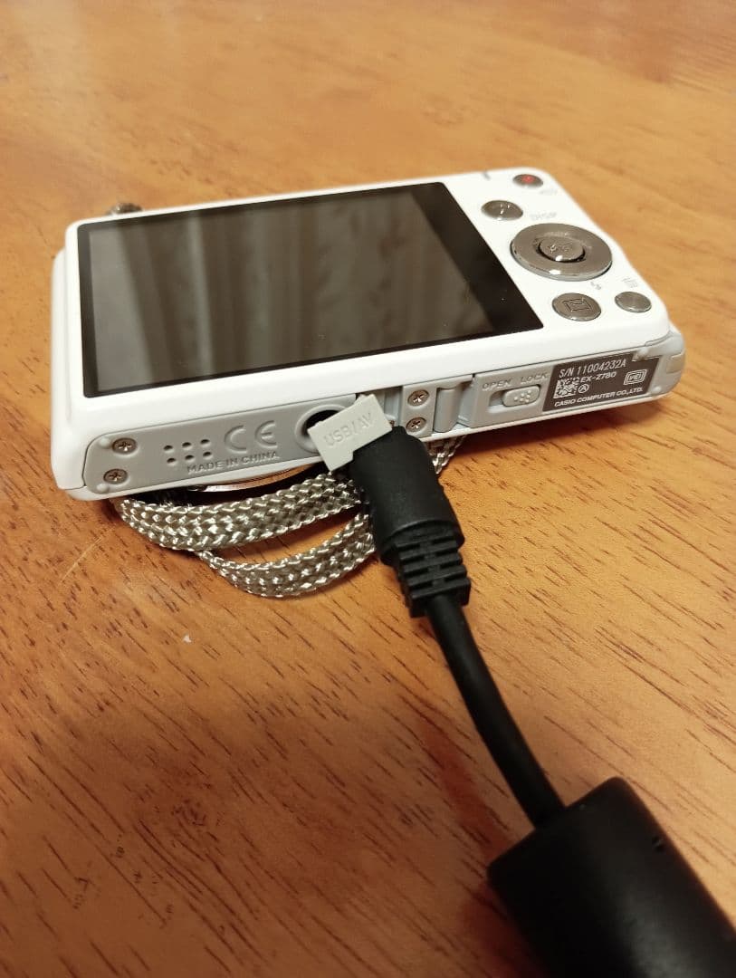 コンデジ　CASIO　EXILIM６X　 ホワイト　極美品　デジカメ