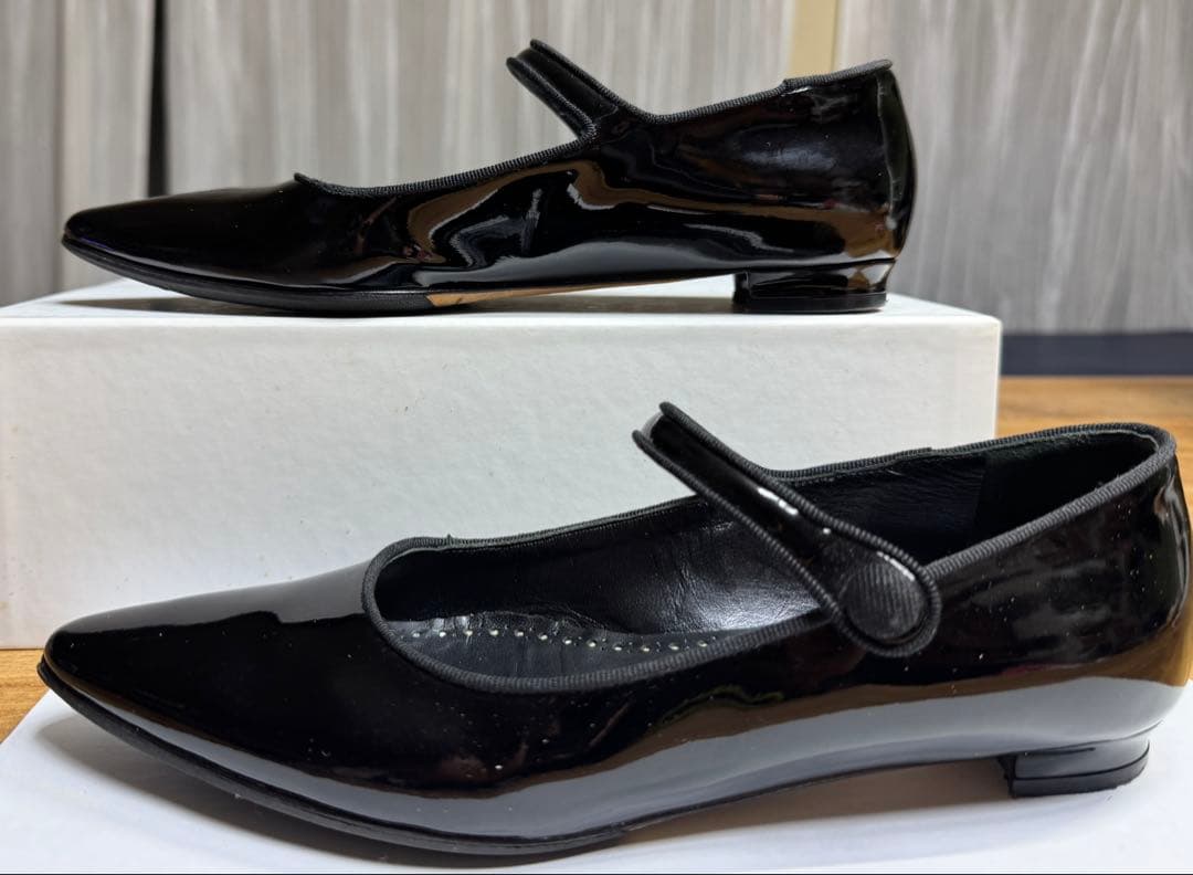 マノロブラニク エナメル フラットシューズ メリージェーン