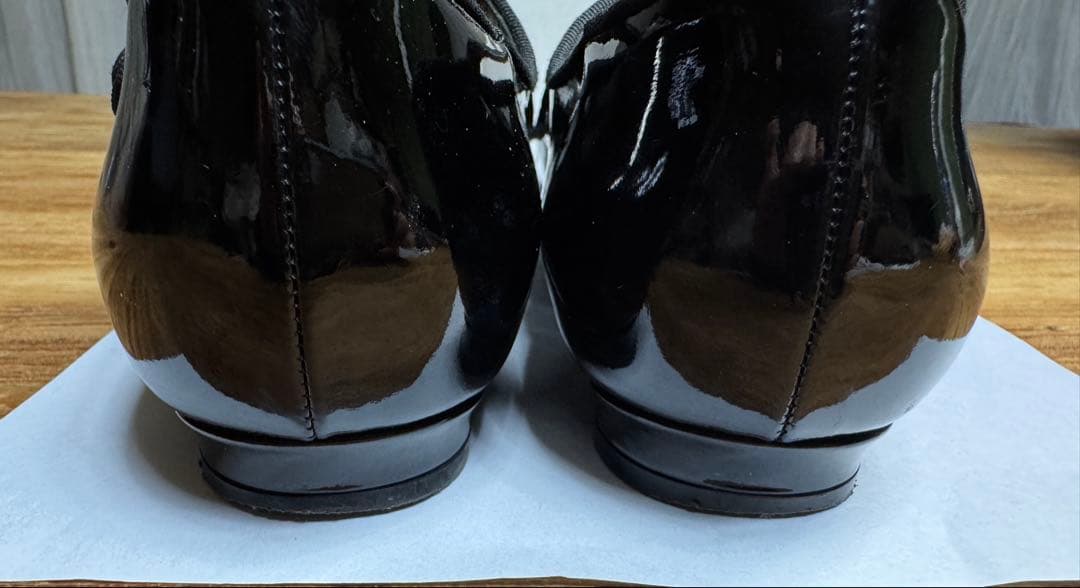 マノロブラニク エナメル フラットシューズ メリージェーン