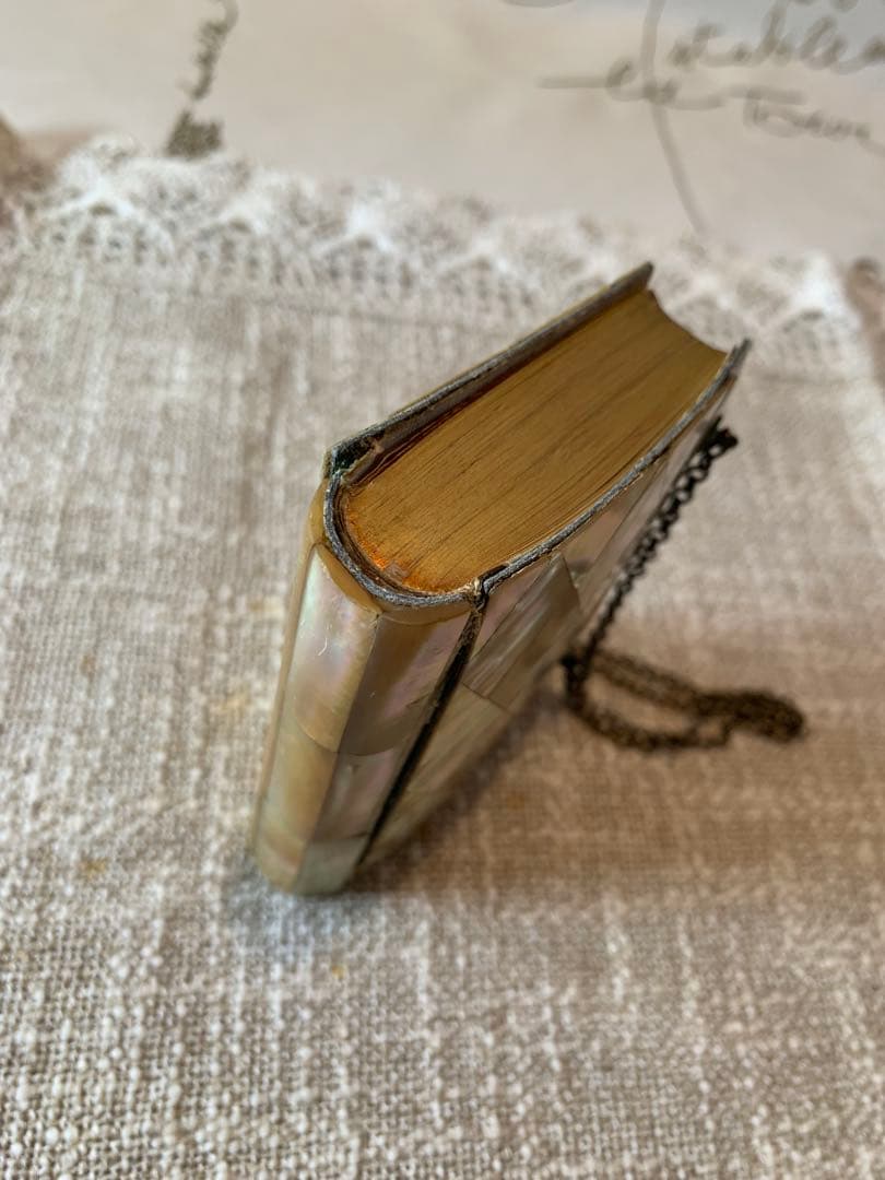 フランス製　アンティーク　レアな鞄型の手で持つ聖書！周りが貝細工で見事です！